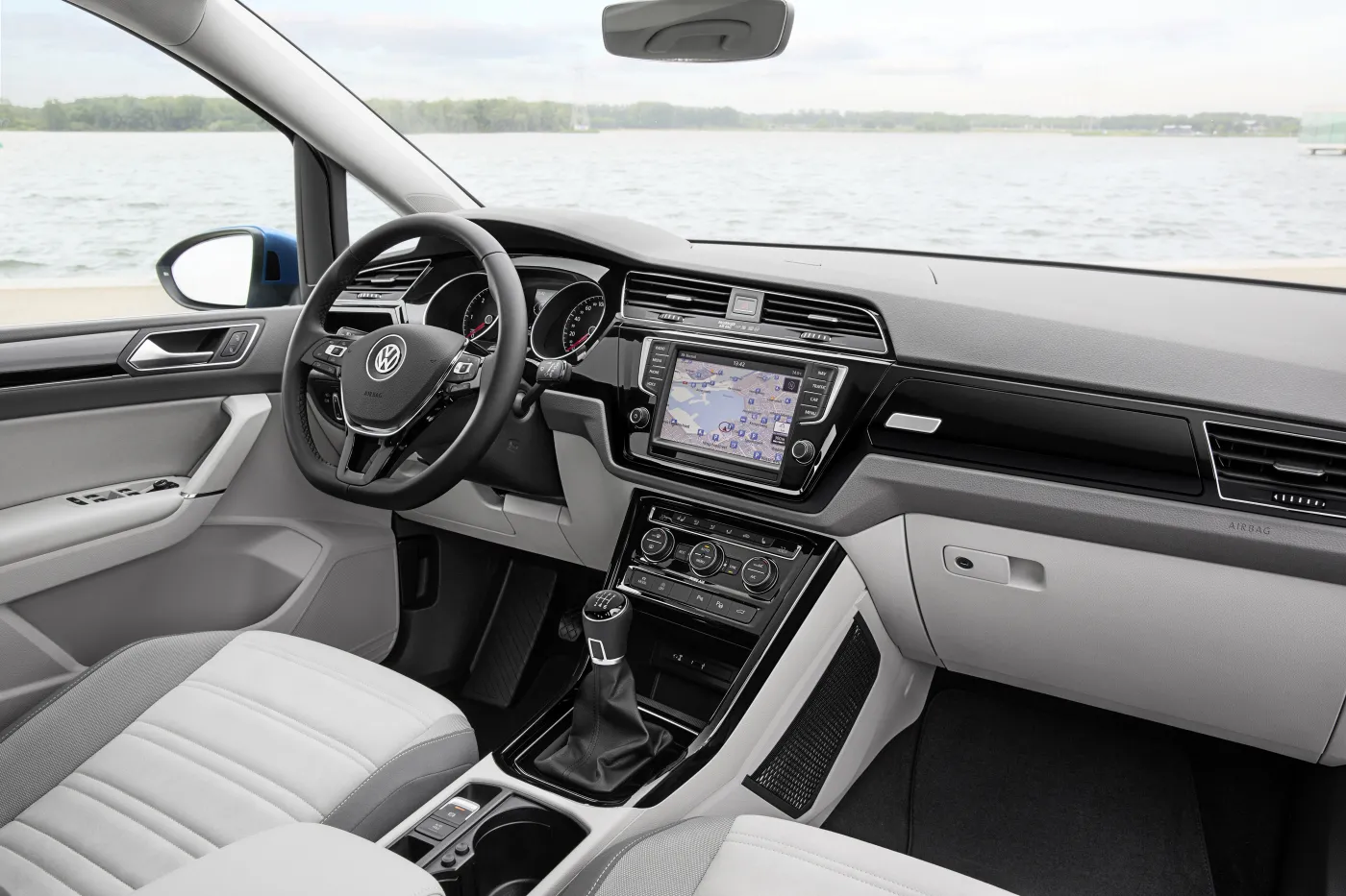 8100871-volkswagen-touran.jpg