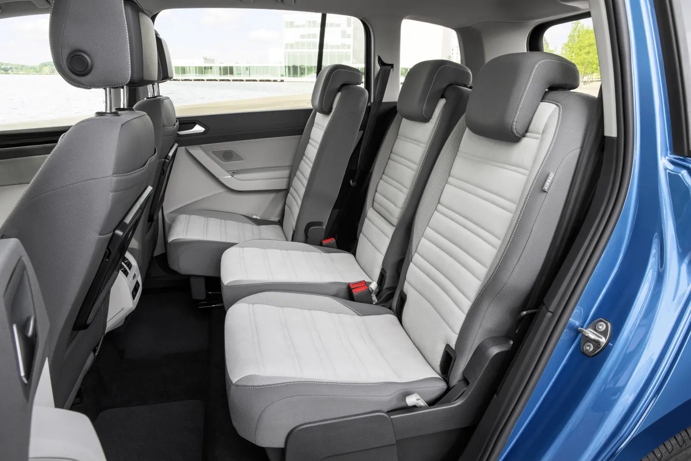 8100902-volkswagen-touran.jpg