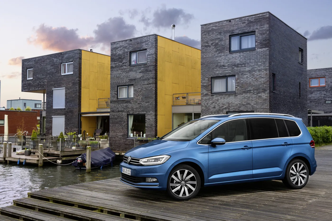 8100933-volkswagen-touran.jpg