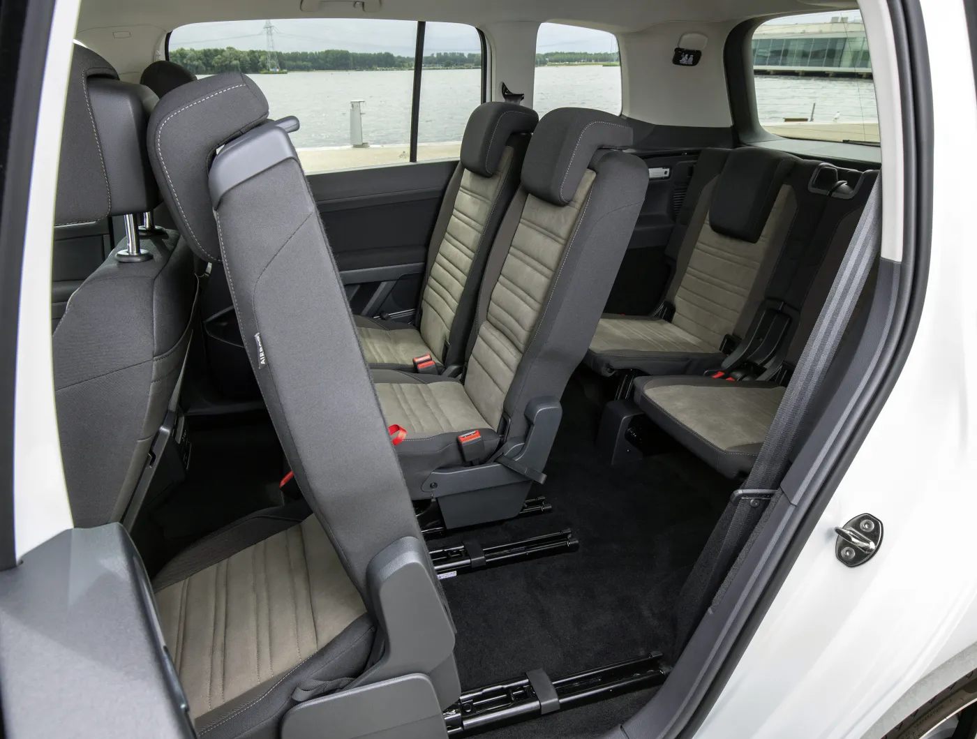 8100995-volkswagen-touran.jpg