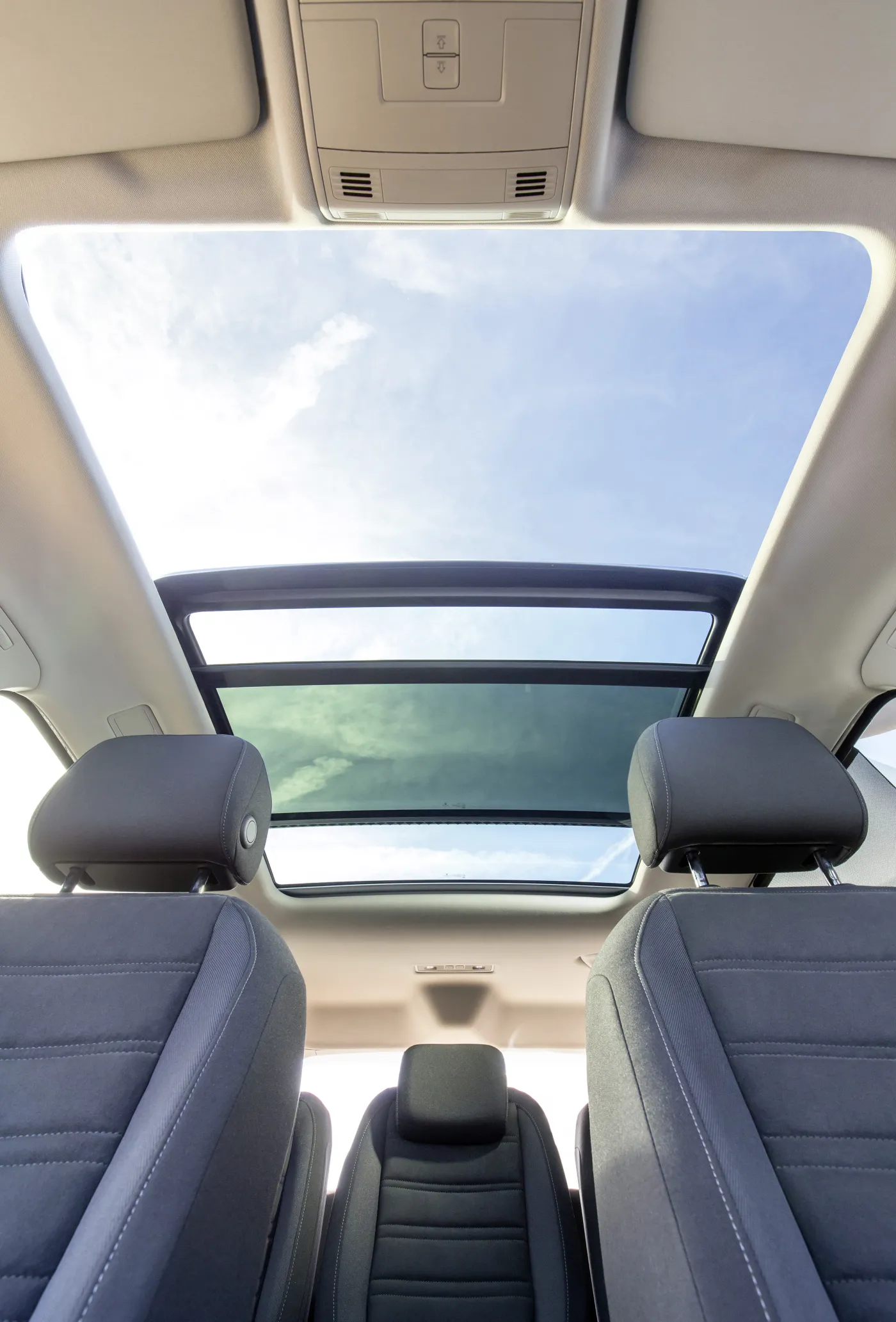 8101026-volkswagen-touran.jpg