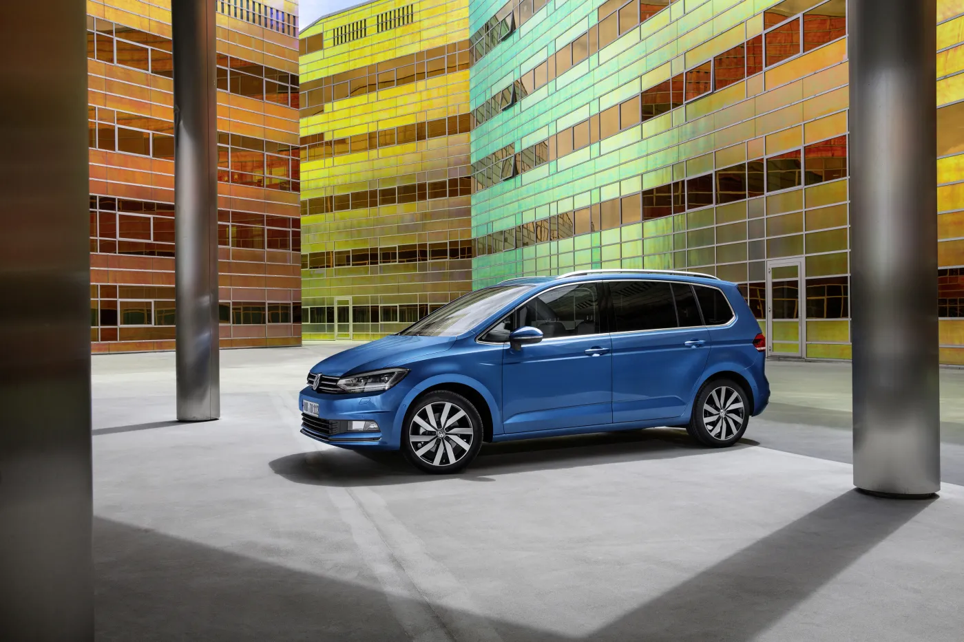 8101210-volkswagen-touran.jpg