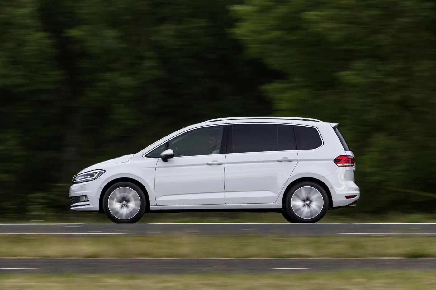 8101241-volkswagen-touran.jpg