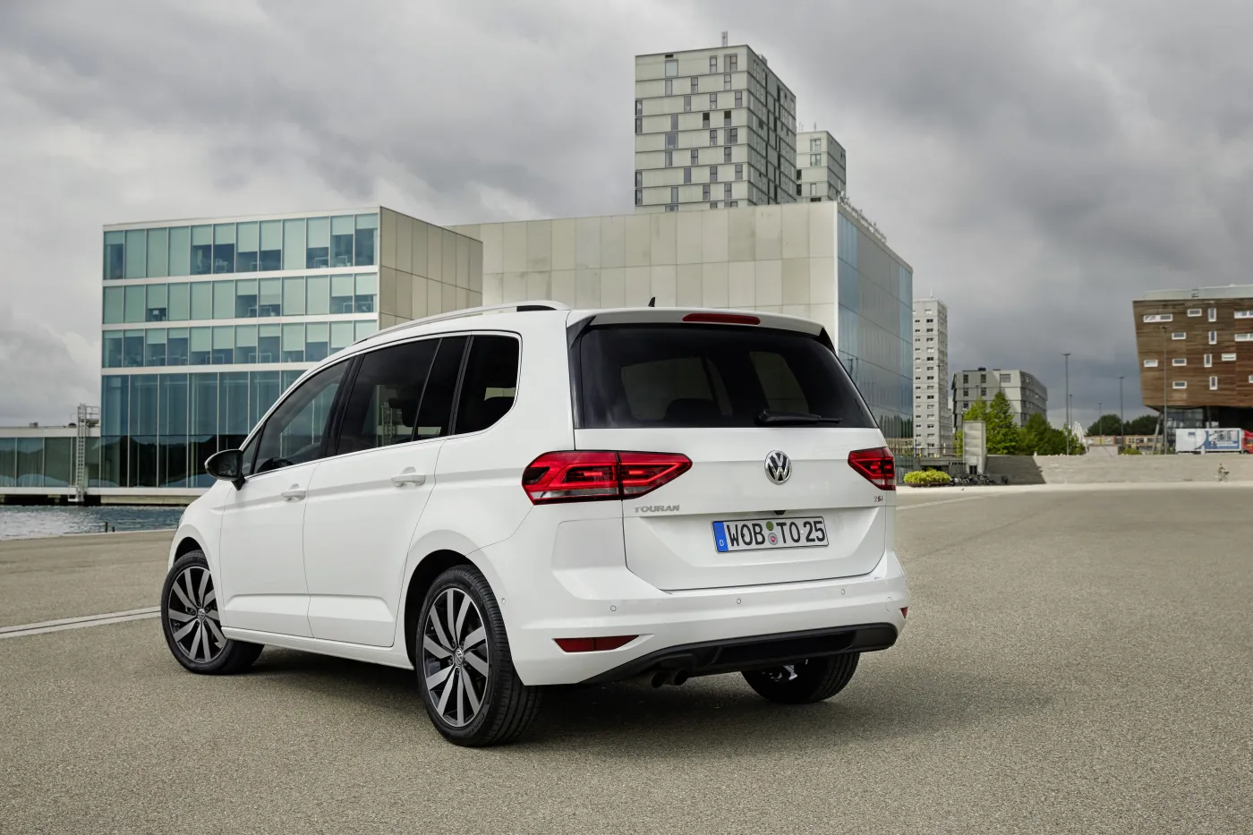 8101272-volkswagen-touran.jpg
