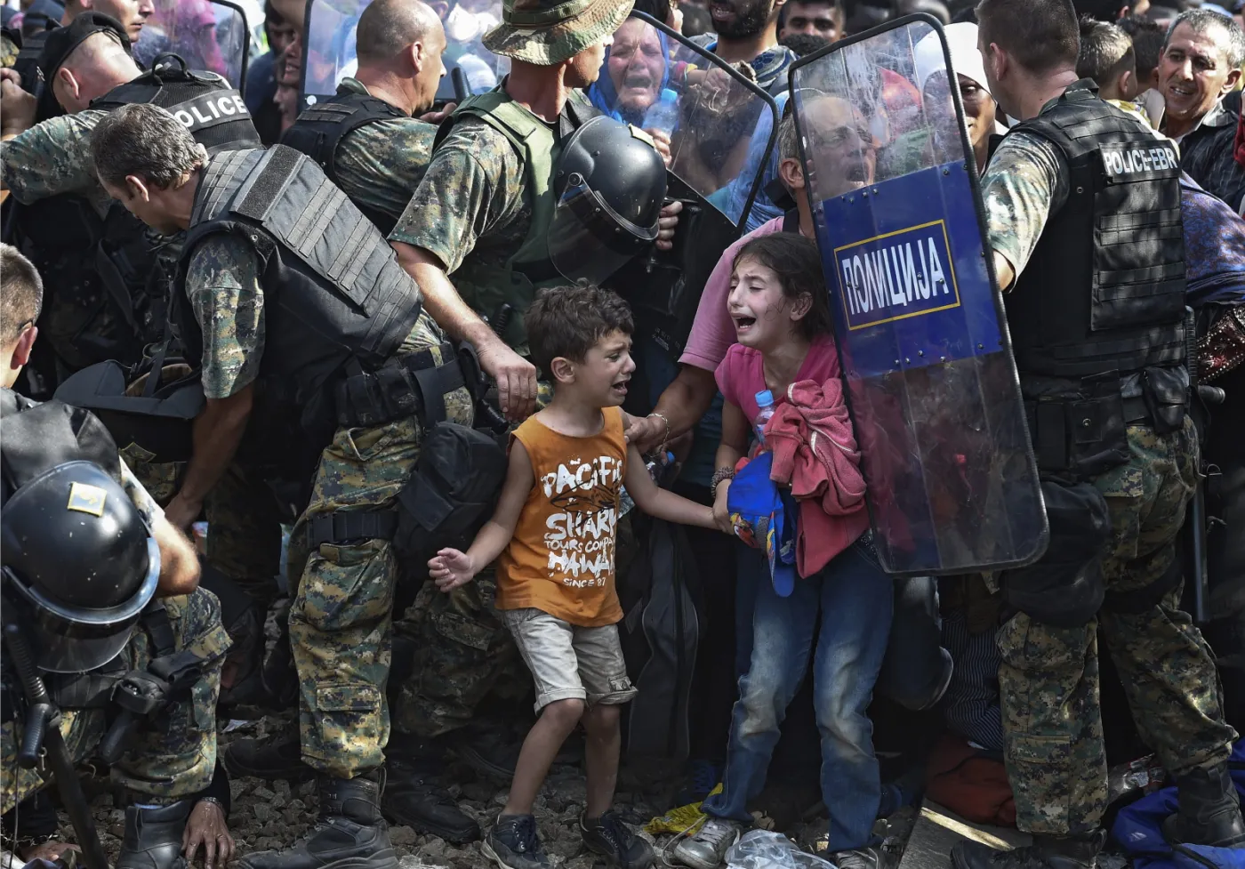 Koszmar na granicy z Macedonią. Policja kontra uchodźcy z dziećmi. ZDJĘCIA