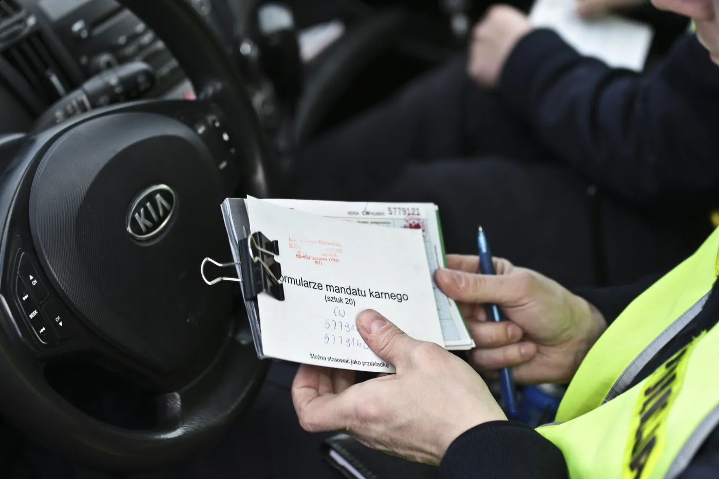 Policjant z bloczkiem mandatów
