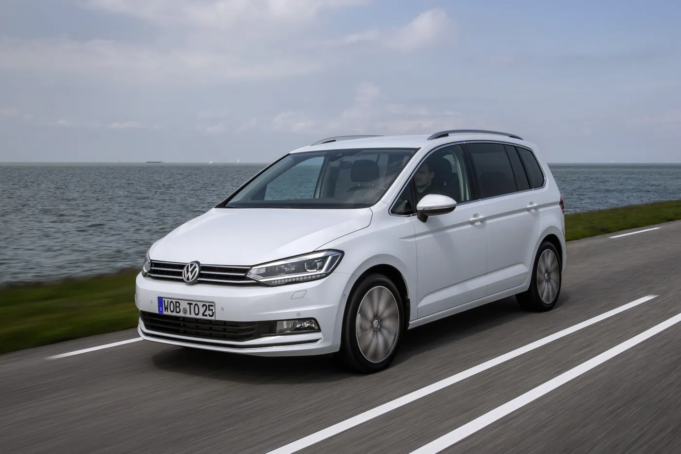 8100964-volkswagen-touran.jpg