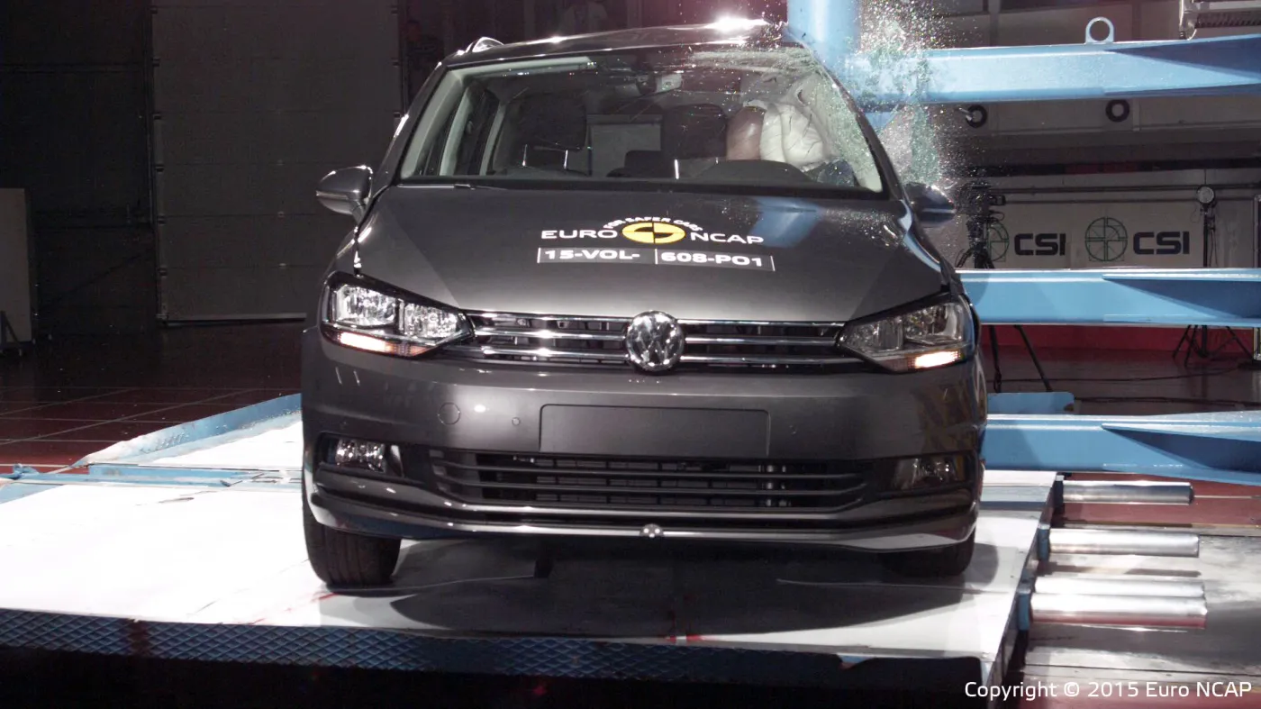8162959-volkswagen-touran.jpg