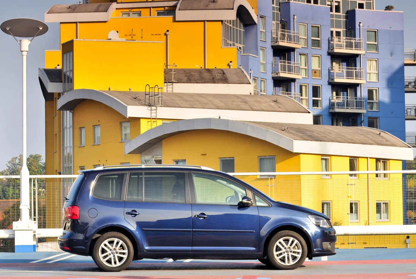 7834434-volkswagen-touran.jpg