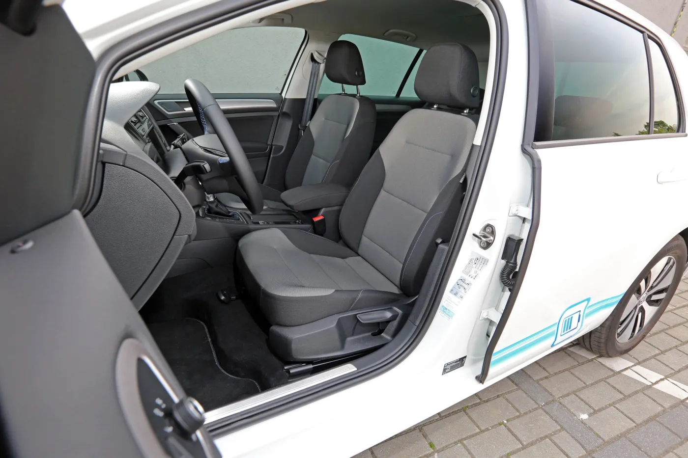 7854671-volkswagen-e-golf.jpg