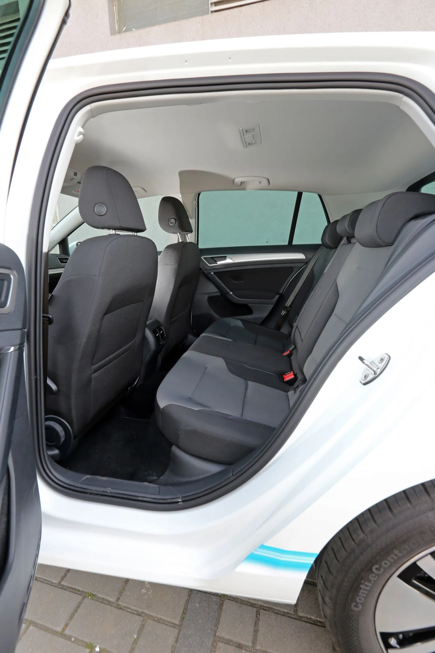 7854701-volkswagen-e-golf.jpg