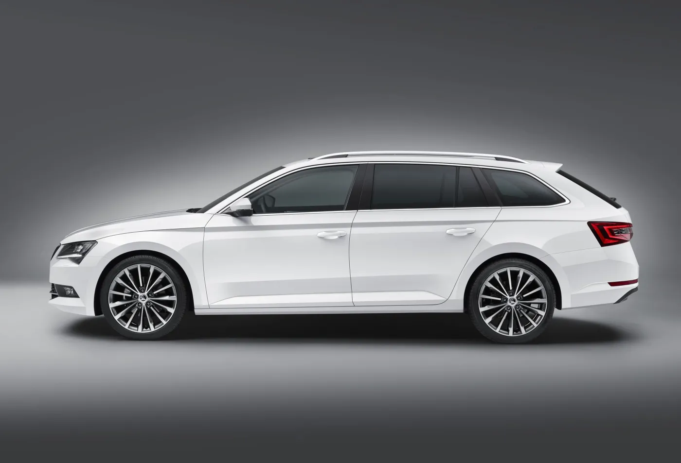 7810118-skoda-superb-kombi.jpg