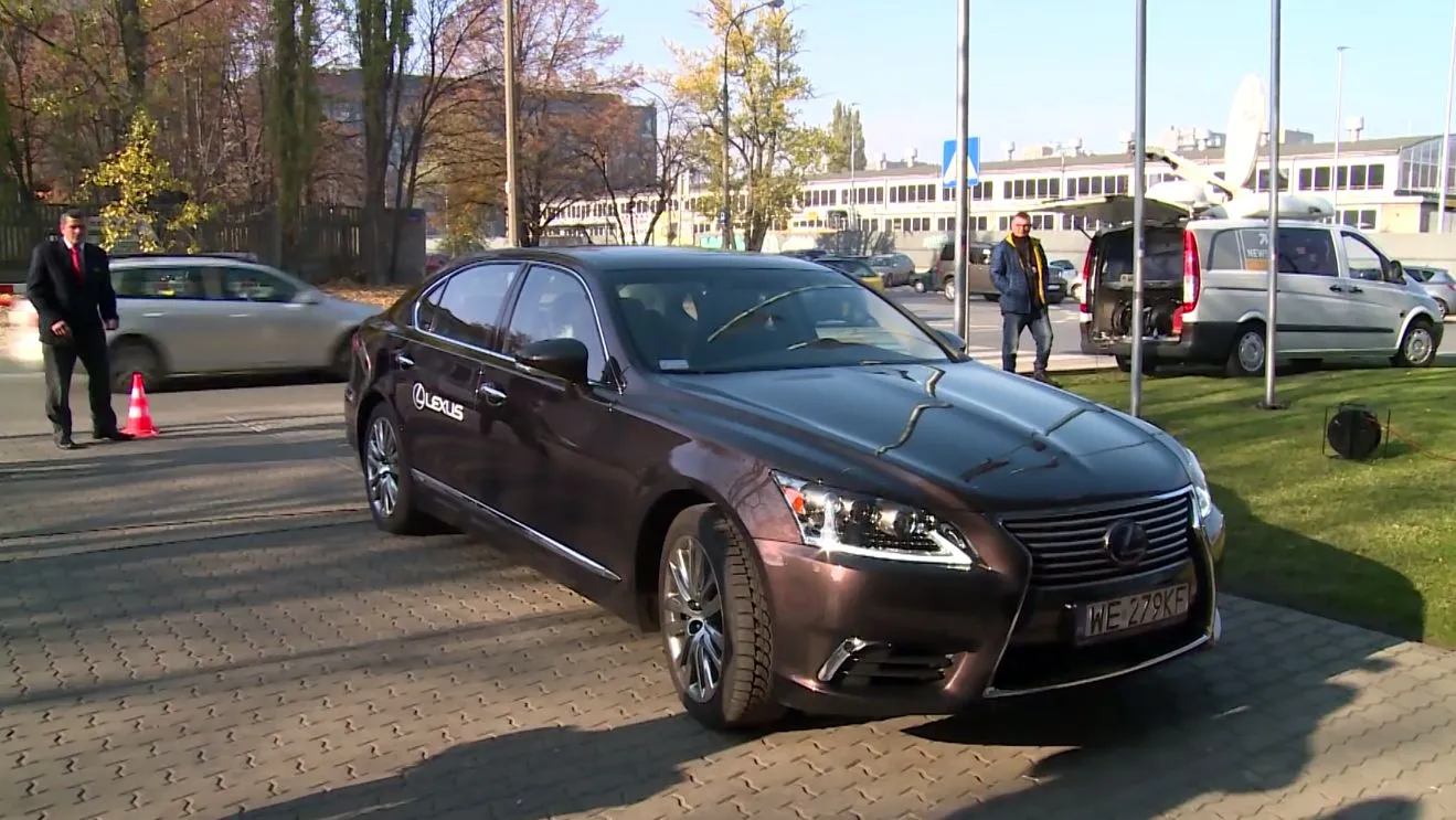 8395901-lexus-ls-600h-l.jpg
