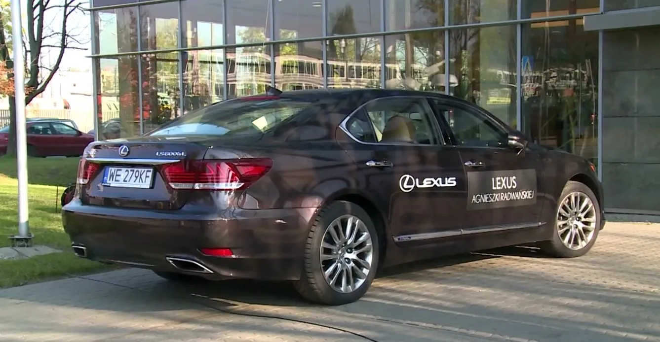 8395932-lexus-ls-600h-l.jpg