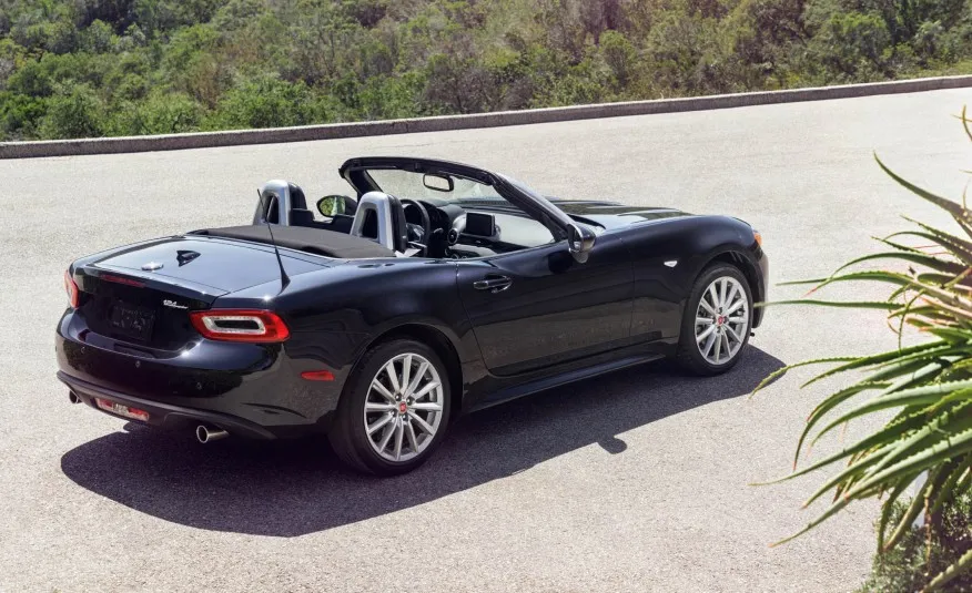 8436048-fiat-124-spider.jpg