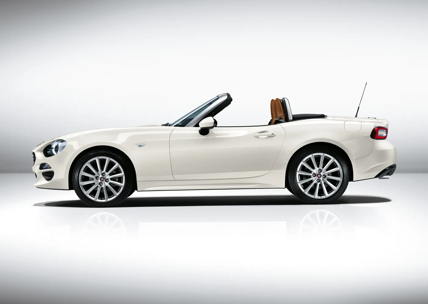 8438988-fiat-124-spider.jpg