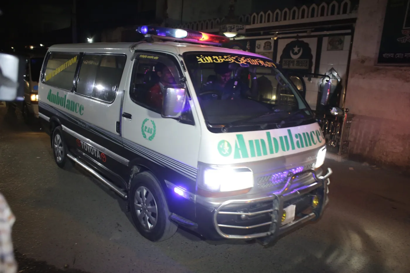Bangladesz, Dhaka. Ambulans wywozi z więzienia ciała liderów opozycji po egzekucji