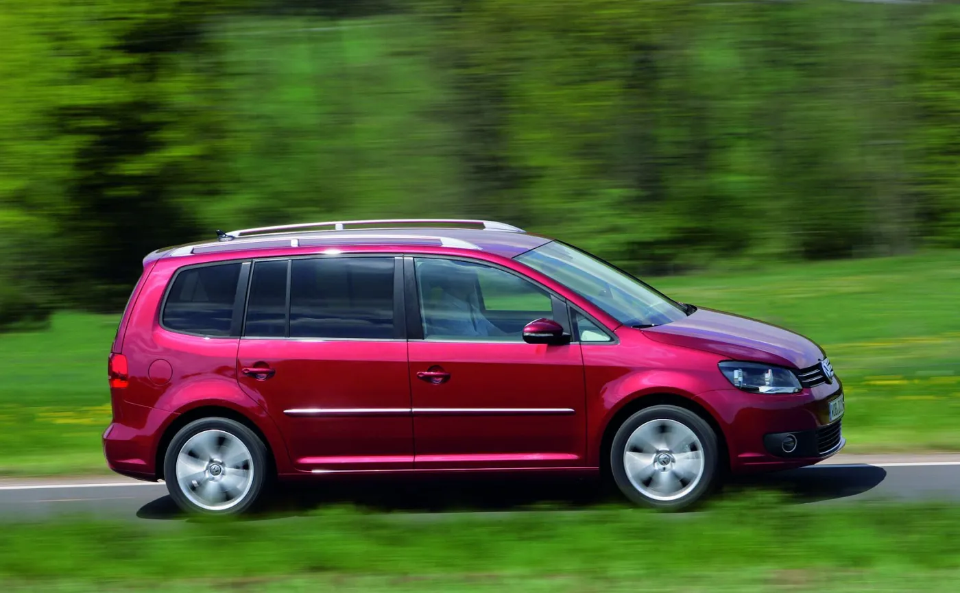 8605645-volkswagen-touran.jpg