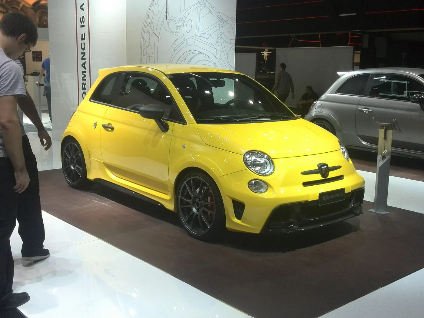 8208034-abarth-695-record.jpg