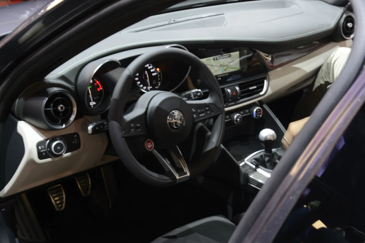 8211121-alfa-romeo-giulia.jpg