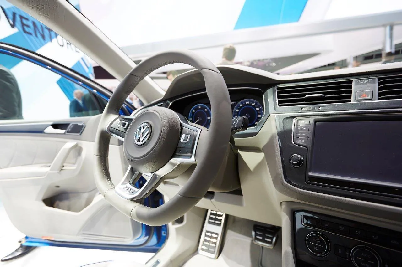 8227170-volkswagen-tiguan.jpg