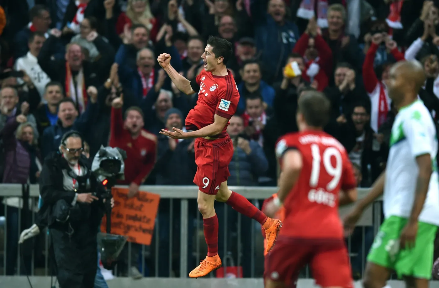 Robert Lewandowski "superstar"! Strzelił pięć goli w dziewięć minut! ZDJĘCIA