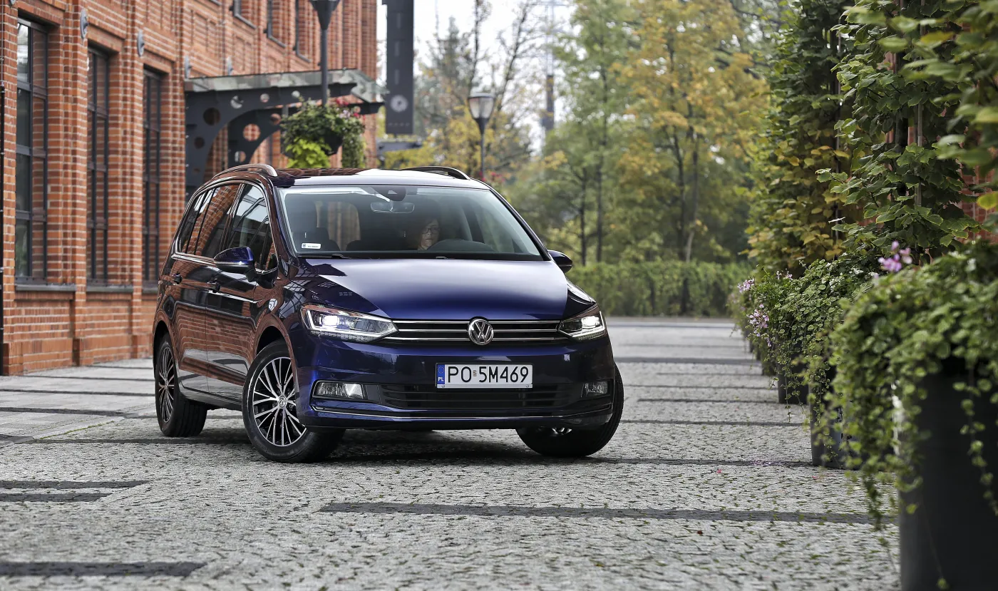 8343812-volkswagen-touran.jpg