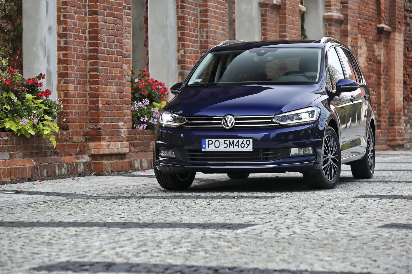 8343844-volkswagen-touran.jpg