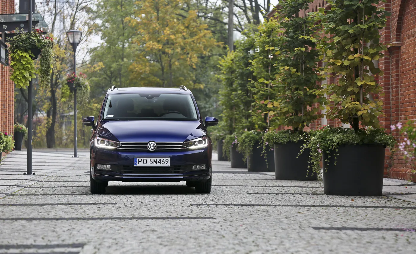 8343889-volkswagen-touran.jpg