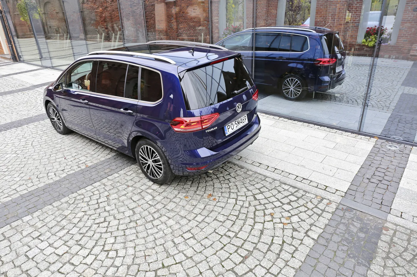8343998-volkswagen-touran.jpg