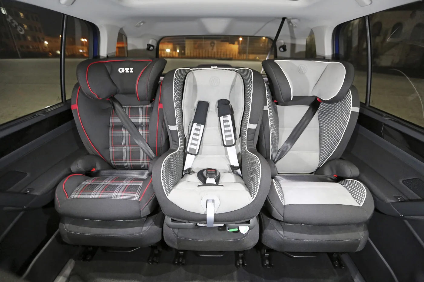 8344408-volkswagen-touran.jpg