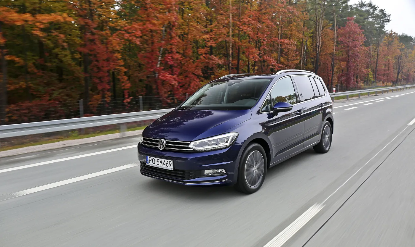 8344030-volkswagen-touran.jpg