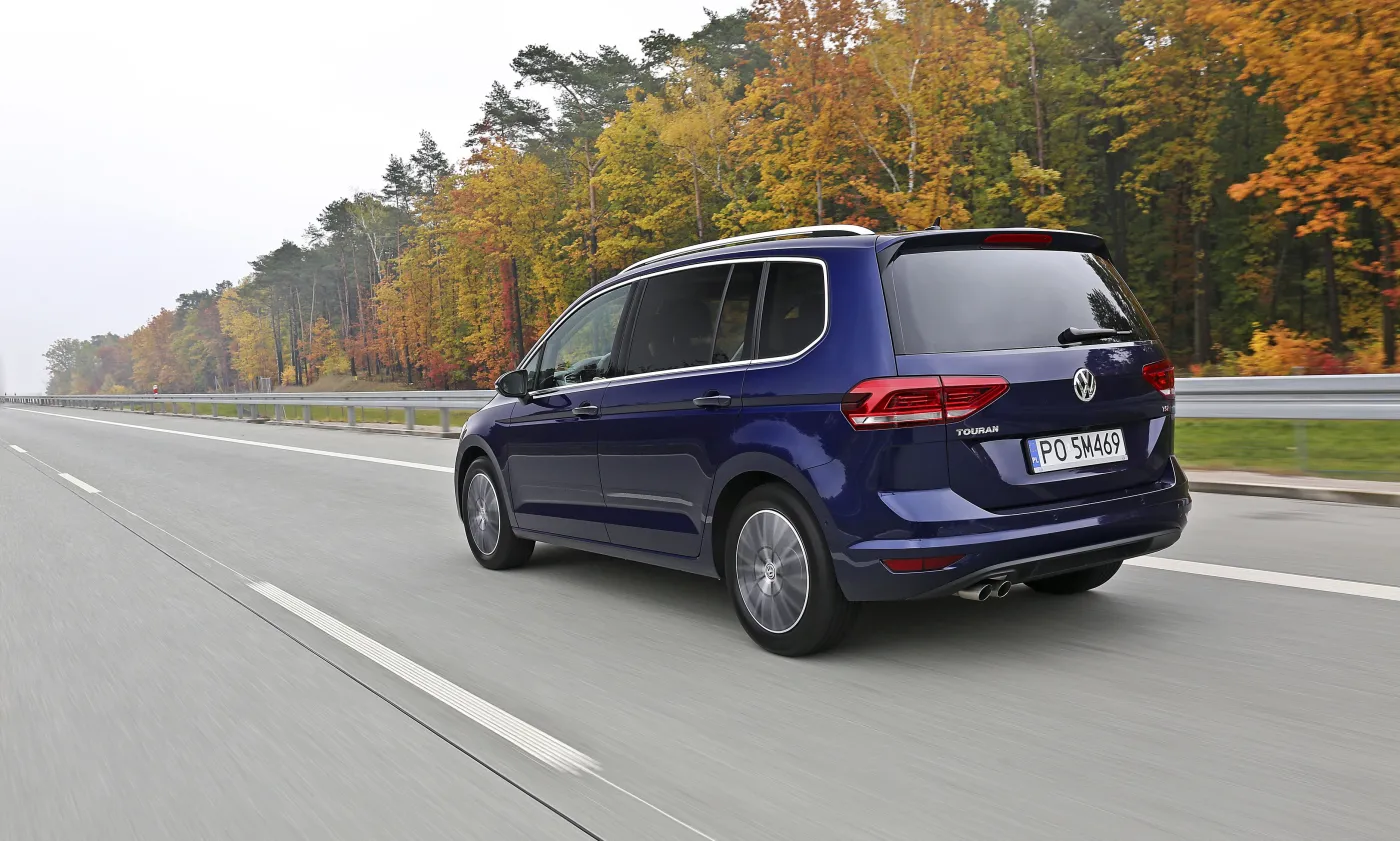 8344062-volkswagen-touran.jpg