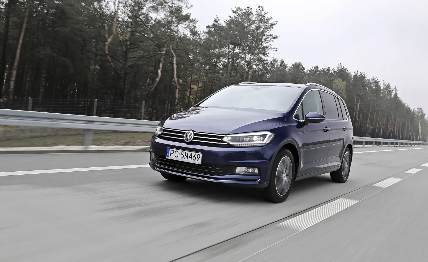 8344094-volkswagen-touran.jpg