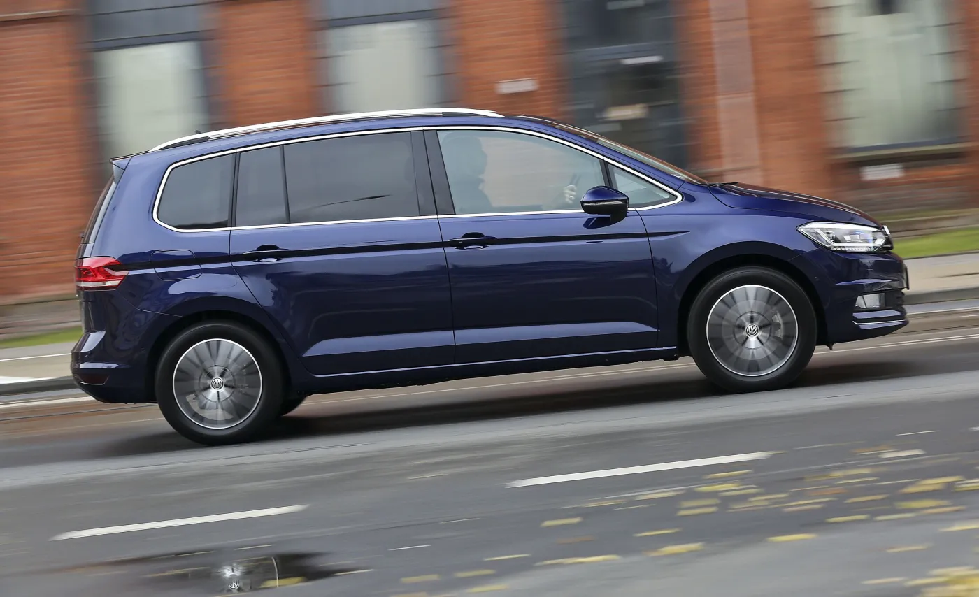 8344126-volkswagen-touran.jpg