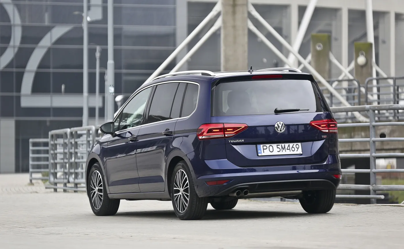 8344158-volkswagen-touran.jpg