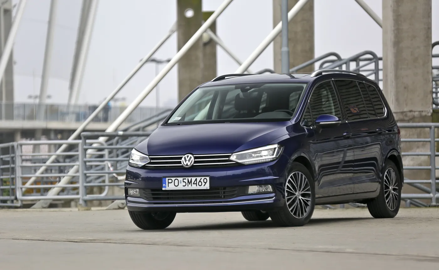 8344190-volkswagen-touran.jpg