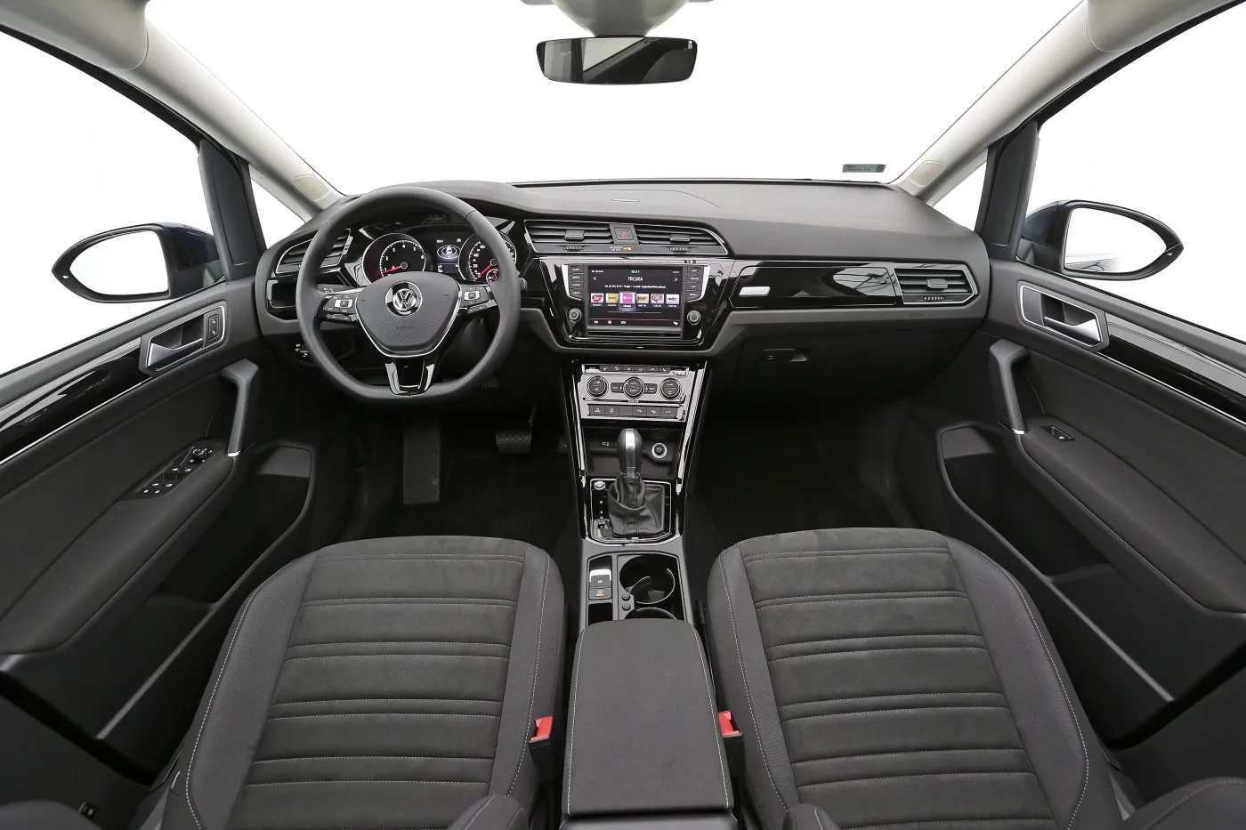 8344222-volkswagen-touran.jpg