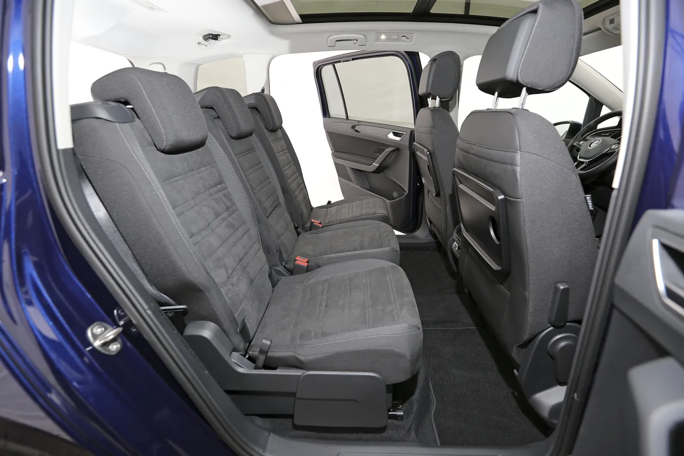 8344344-volkswagen-touran.jpg