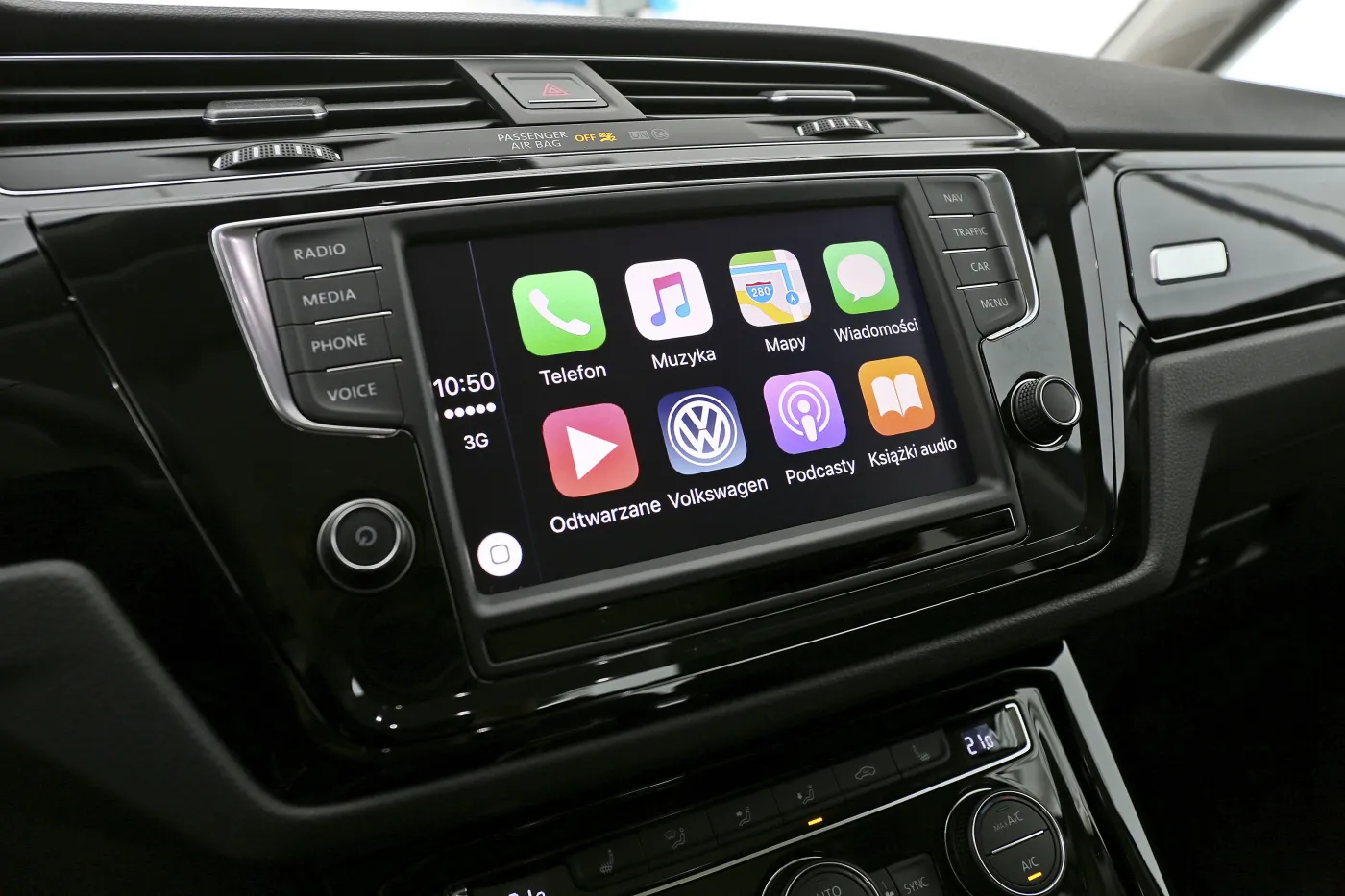 8344376-volkswagen-touran.jpg