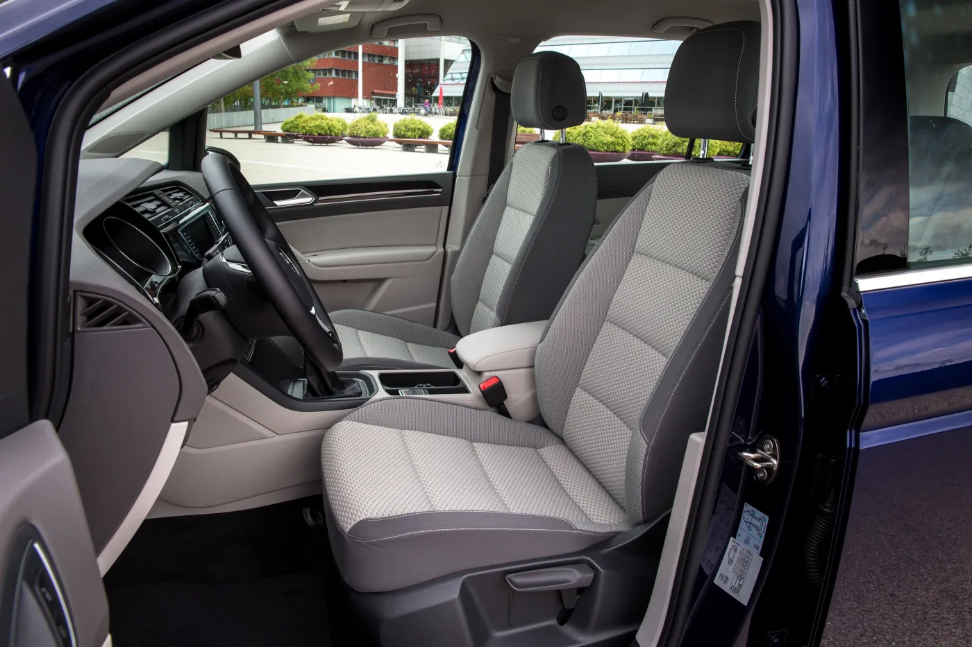 8348121-volkswagen-touran.jpg