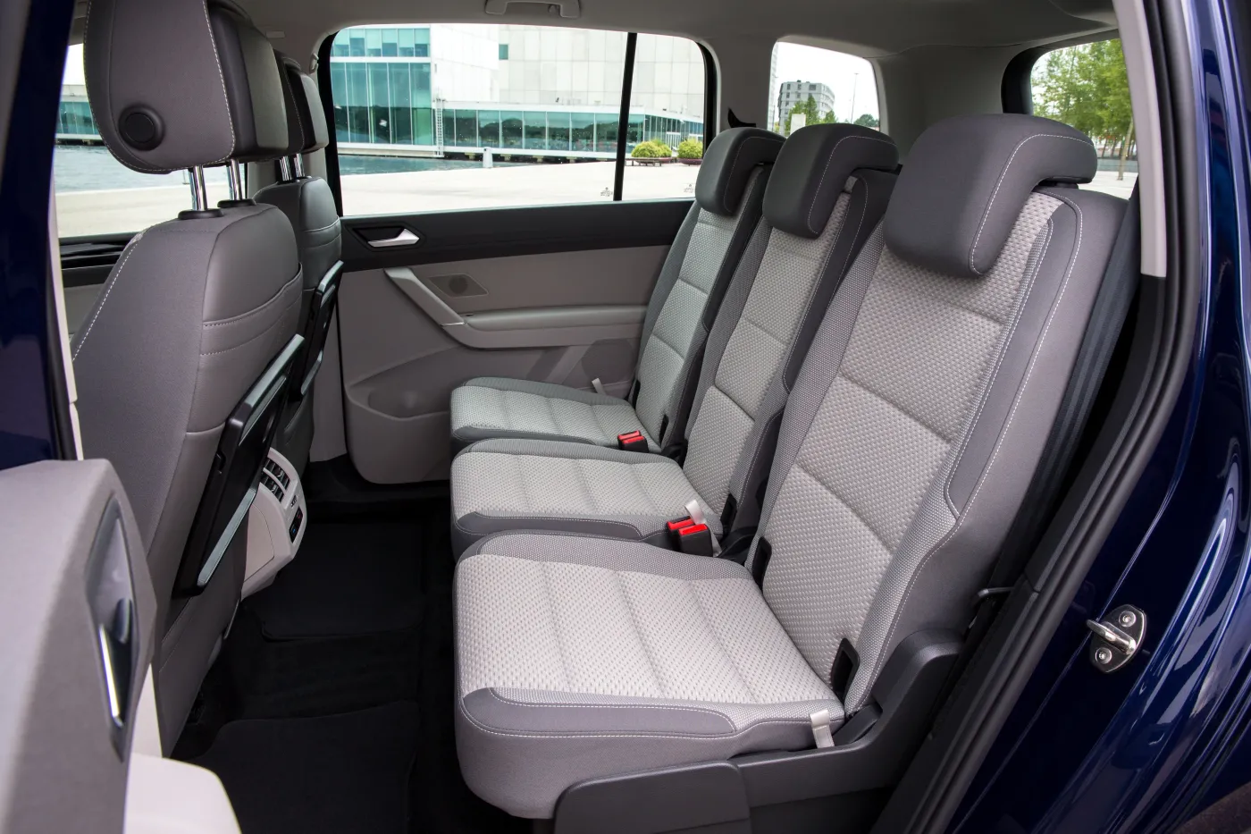 8348182-volkswagen-touran.jpg