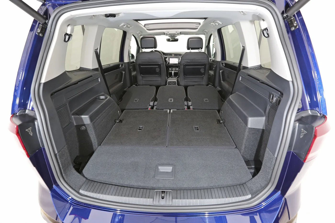8349070-volkswagen-touran.jpg