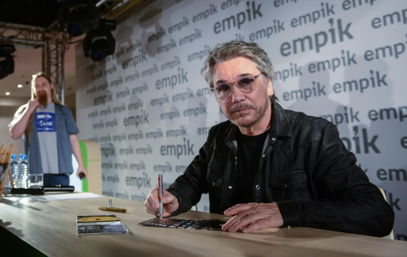 8348534-jean-michel-jarre.jpg