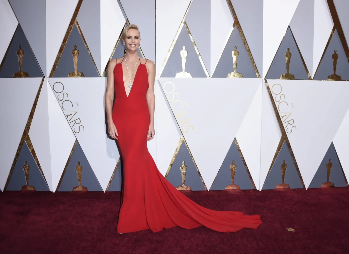 8786313-charlize-theron.jpg