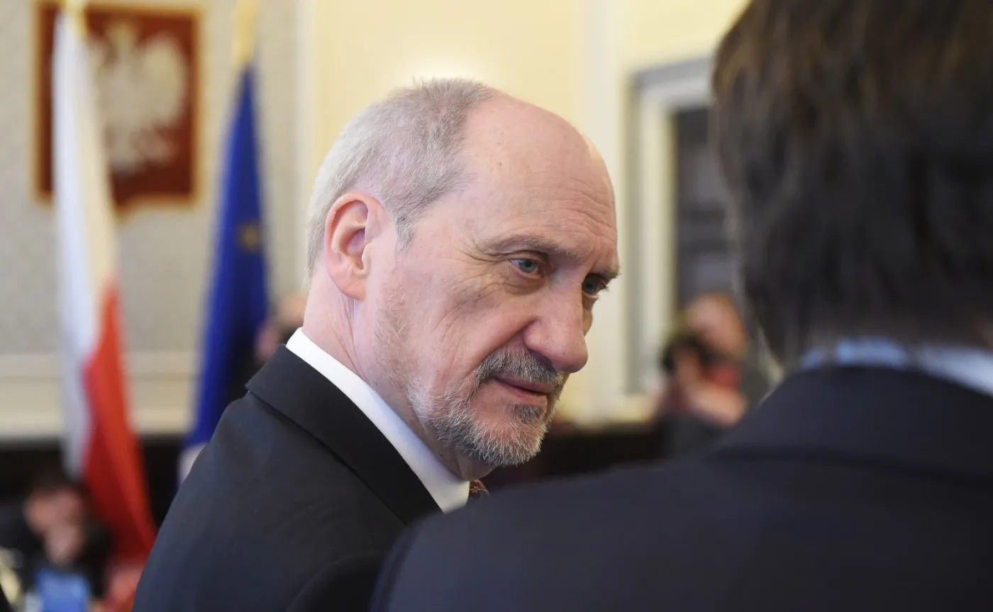 PO apeluje o zakończenie "festiwalu niedorzeczności" wygłaszanych przez Macierewicza