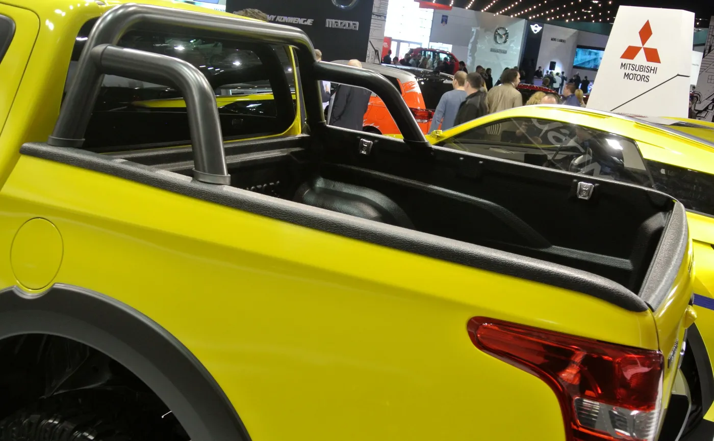 8908592-mitsubishi-l200.jpg