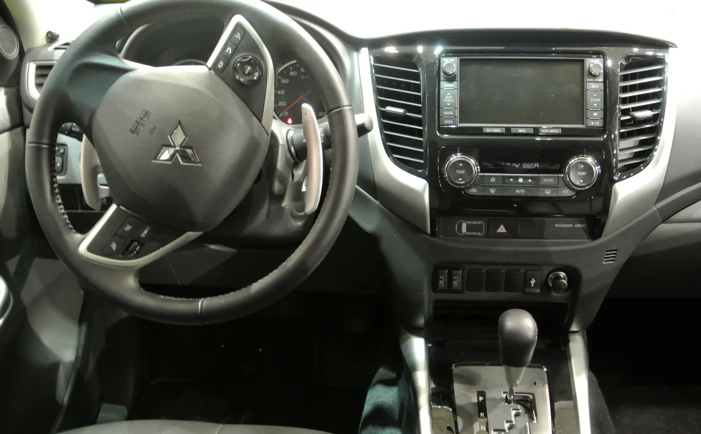 8908624-mitsubishi-l200.jpg