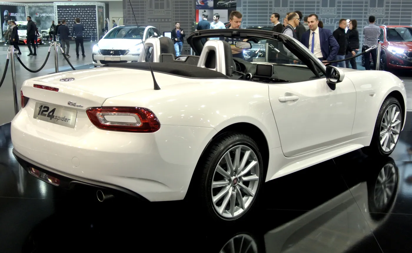 8910817-fiat-124-spider.jpg