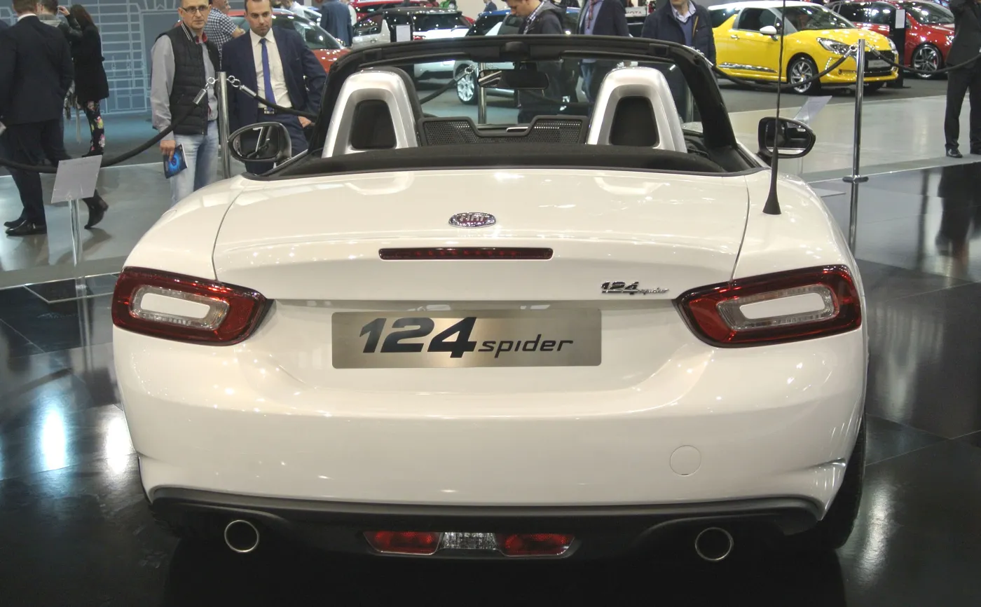 8910849-fiat-124-spider.jpg